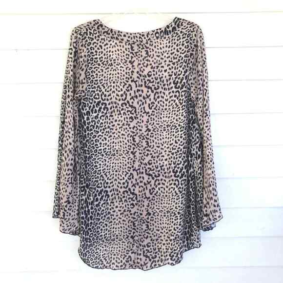 Chaser NWT Bell Sleeve Cheetah Print V-Neck Loose Fit Blouse Top M - Picture 4 of 6
